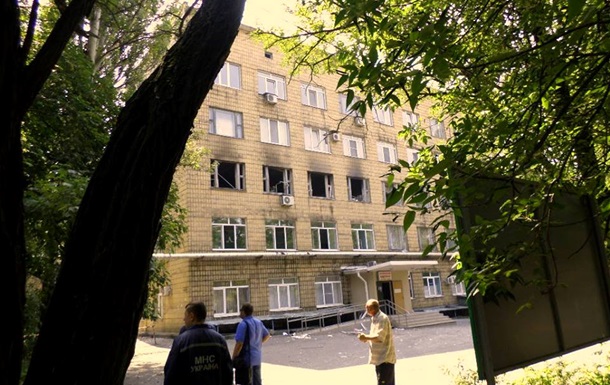 У Донецьку снаряд влучив у лікарню, загинула людина
