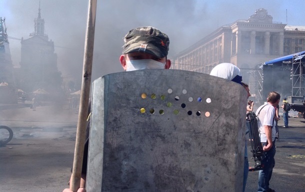 На Майдане готовятся к штурму и укрепляют баррикады