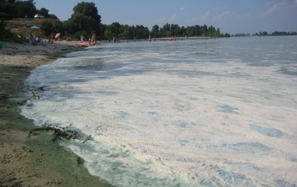 У Черкаській області вода в Дніпрі змінила колір та почала шипіти