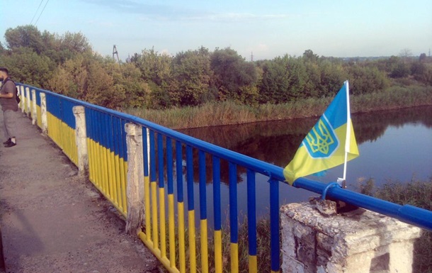 У Слов янську для військових розмалювали міст у кольори прапора України