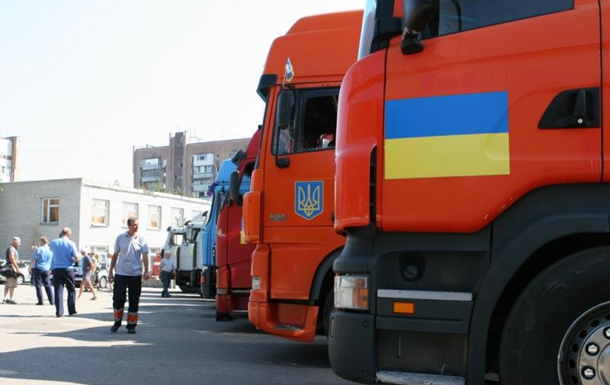 У Старобільську розвантажують гуманітарний вантаж від України 