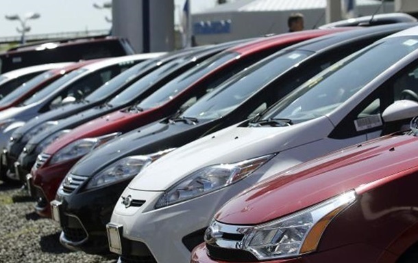 Продажі нових автомобілів в Україні впали на 61%