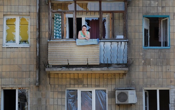 Под артобстрел ночью попал пригород Донецка, разрушены жилые дома