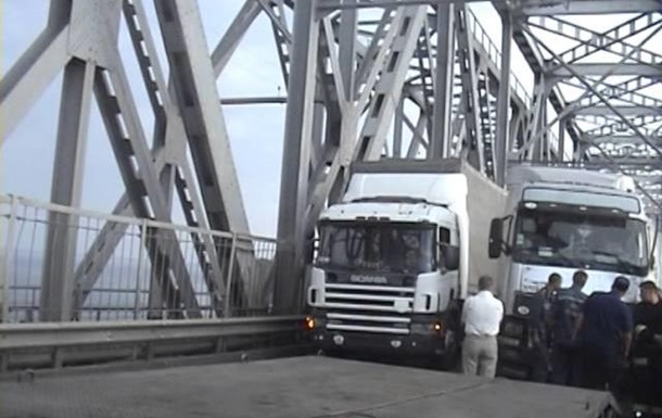 В Черкассах из-за ДТП остановлено движение по мосту через Днепр