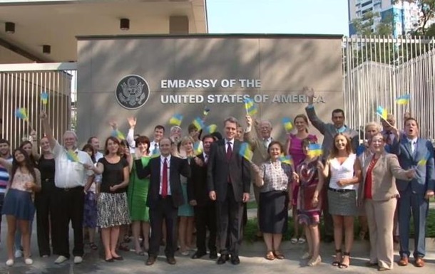 До Дня незалежності співробітники посольства США заспівали гімн України 17-ма мовами