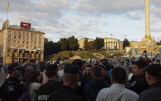 Милиция на Майдане разгоняет  антипарадный  митинг