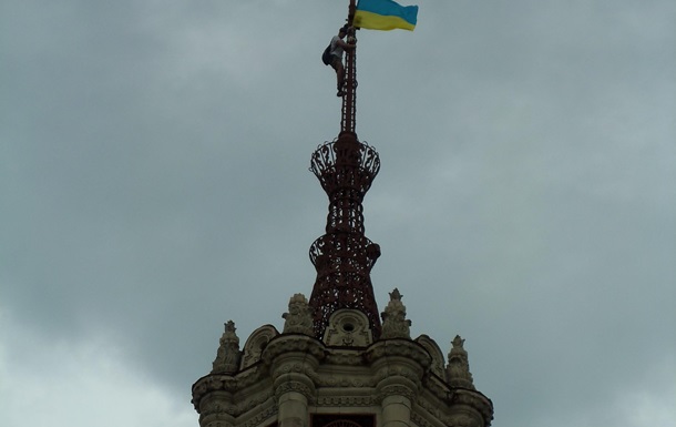 Активист, установил флаг Украины в Киеве на Хрещатике
