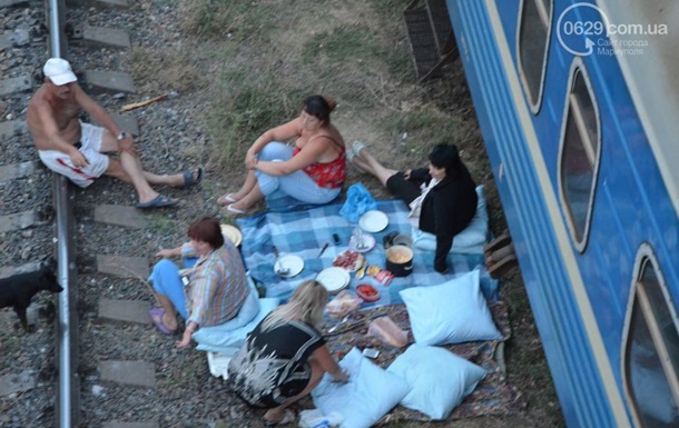 В Мариуполе переселенцы из зоны АТО поселились в поездах