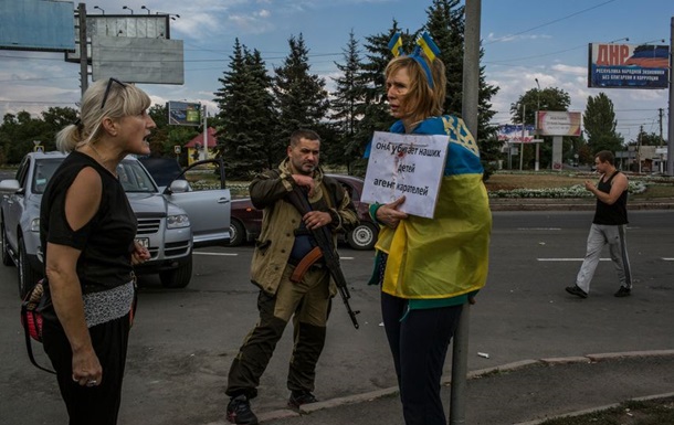 В Донецке женщину с флагом Украины привязали к столбу
