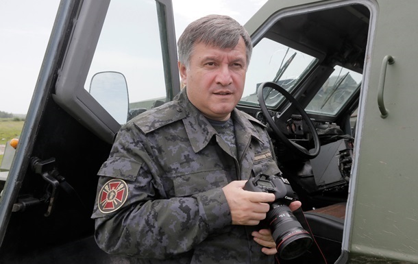 Кабмін спростив процедуру передачі військової техніки в зону АТО - Аваков