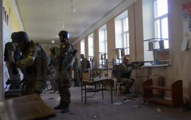 В Иловайске бойцы батальона Донбасс отстреливаются из школы