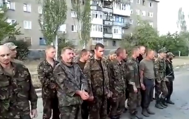 У Сніжному полонених українських військових виставили для знущань