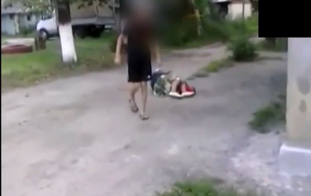 В России подросток выложил в сеть видео, на котором избивает пожилую женщину