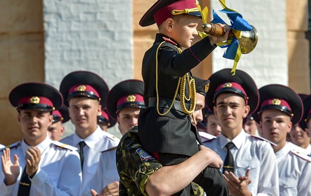 В Киеве  заминировали  военный лицей, куда приезжал Порошенко