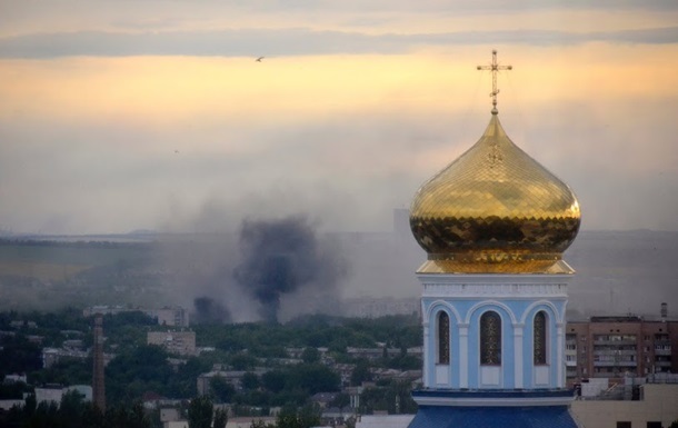 У Луганську внаслідок влучання снаряда загорілася СТО