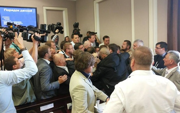 В Киевсовете возникла потасовка между представителями фракций Ляшко и Кличко