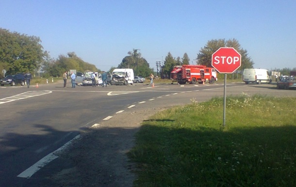 В Ровенской области столкнулись три автомобиля: погибли четыре человека 