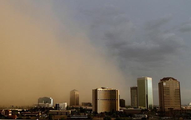 Пыльная буря накрыла город в Аризоне