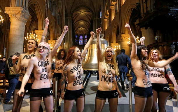 Суд в Париже оправдал активисток FEMEN, раздевшихся в соборе