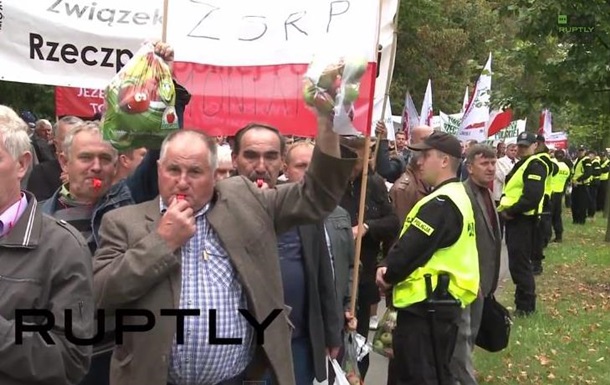 Фермеры с яблоками прошли маршем протеста по Варшаве