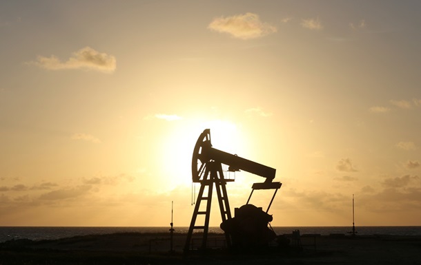 Цена на нефть упала ниже 98 долларов за баррель