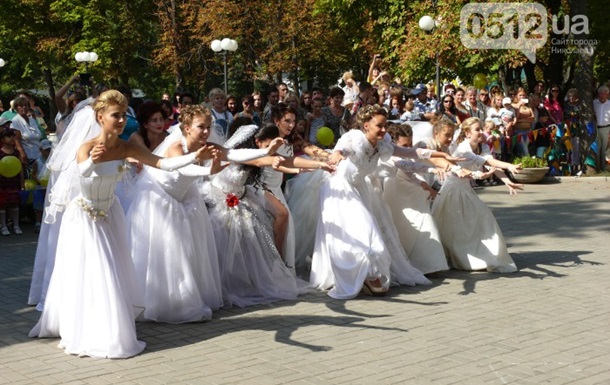 У Миколаєві пройшов парад наречених 