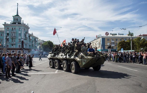 Луганськ: парад сепаратистів і труни із  незатребуваними  тілами 