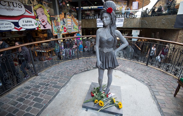 У Лондоні відкрили пам ятник Емі Вайнхаус