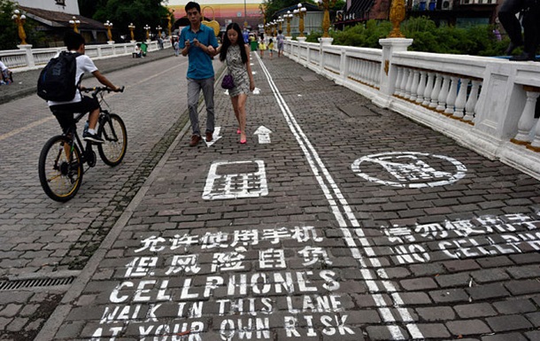 В Китае сделали пешеходную зону для зависимых от смартфона