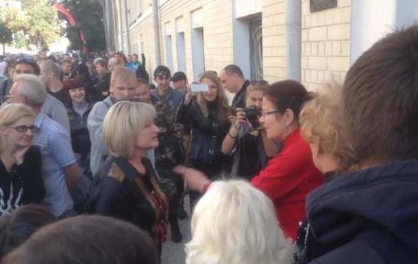 Жену Луценко с криками  Ганьба  прогнали с митинга на Банковой