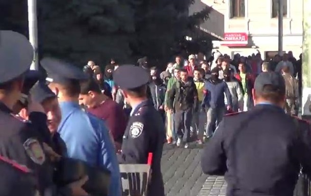 У Харкові люди в масках атакували мітинг комуністів