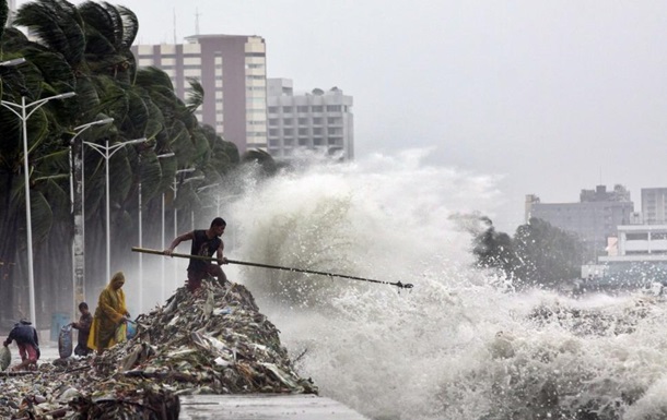 Десятки тисяч філіппінців евакуйовані через наближення сильного шторму