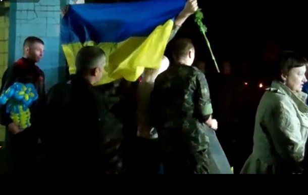 У Дніпропетровськ повернулися 24 звільнені з полону українські солдати