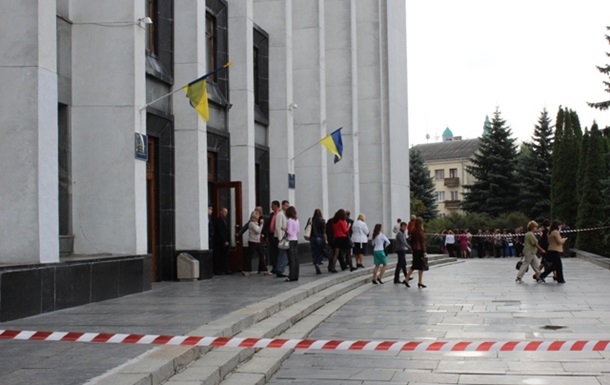  Минеры  добрались до Тернополя: взрывчатку искали в облсовете 