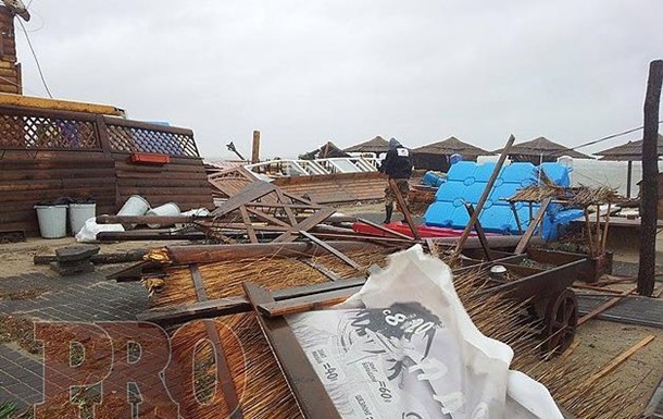 Україною пронісся ураган: зруйновані будинки, розбиті автомобілі, повалені дерева