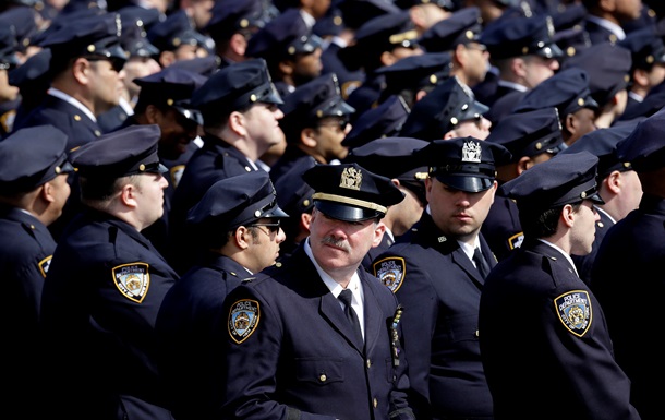 У США працівник похоронного бюро видавав себе за офіцера поліції понад 20 років 