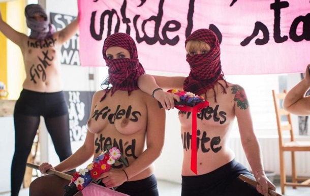 Активистки FEMEN провели в Париже акцию против  Исламского государства 