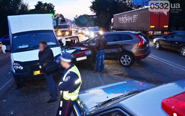 ДТП в Полтаве: внедорожник протаранил три автомобиля 
