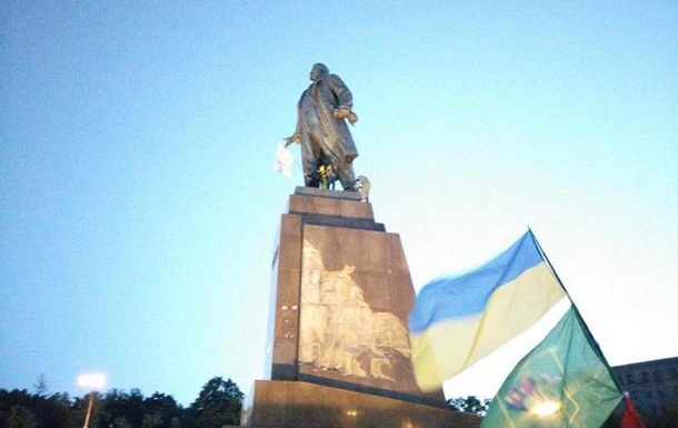 В Харькове разрушают памятник Ленину: онлайн трансляция