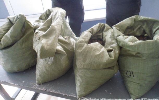 Украинка пыталась вывезти за рубеж несколько мешков янтаря