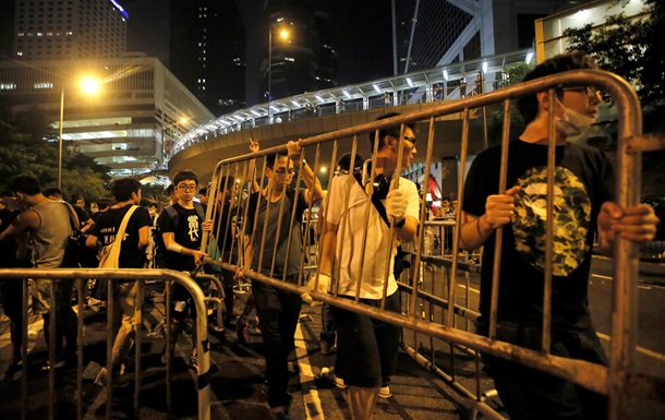 Протестующие в Гонконге возводят баррикады