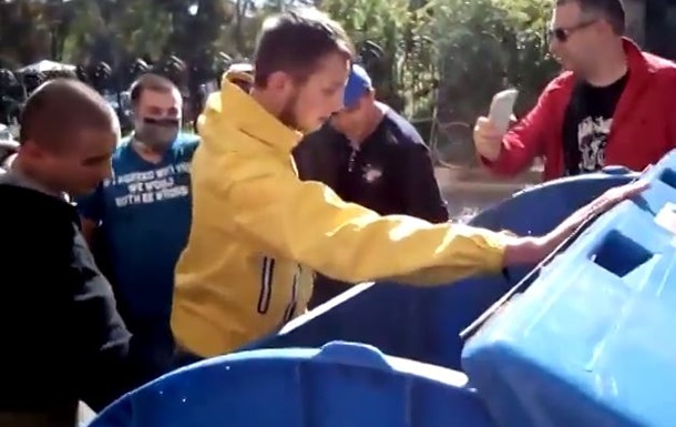 В Одессе Правый Сектор выбросил своего лидера в мусорный бак