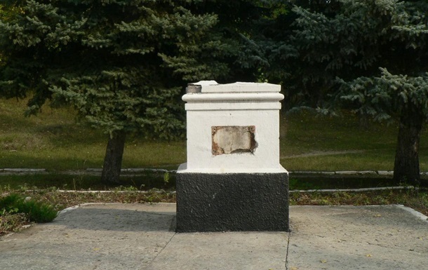В Сєвєродонецьку демонтували обгорілий бюст Леніна