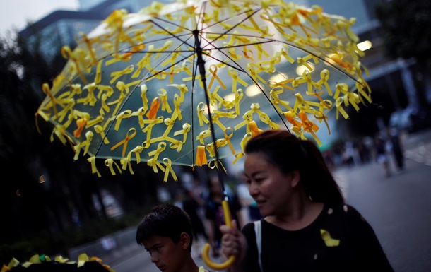 Синие и желтые ленты разделили Гонконг - репортаж