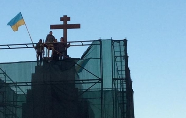 На місце Леніна в Харкові встановили хрест