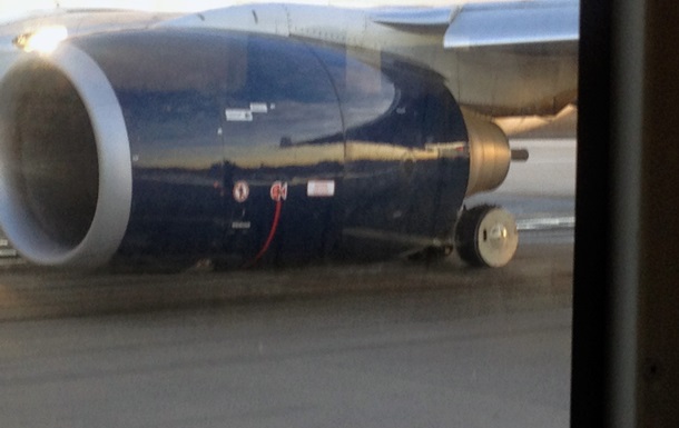 В аеропорту Лос-Анджелеса під час зльоту у літака лопнули шини шасі 
