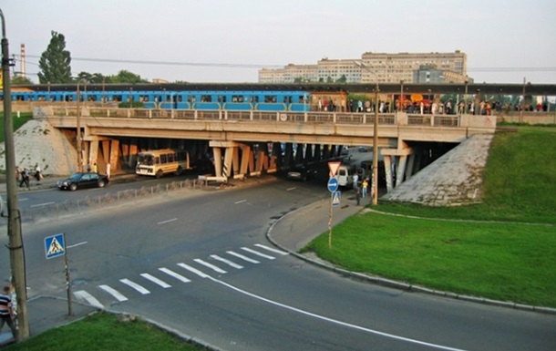 На червоній гілці київського метро поїзд збив чоловіка 