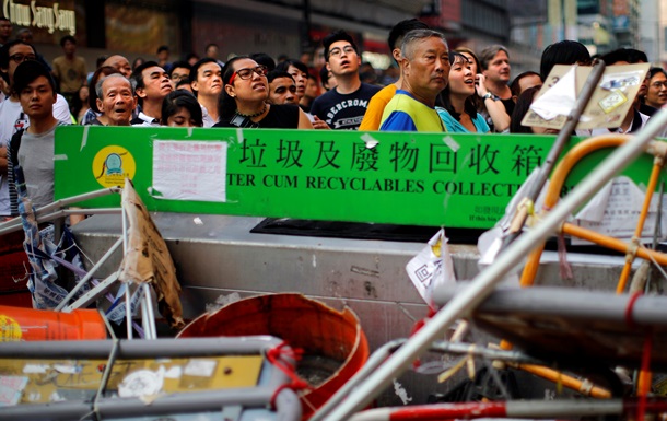 Поліція почала прибирати барикади з вулиць Гонконгу