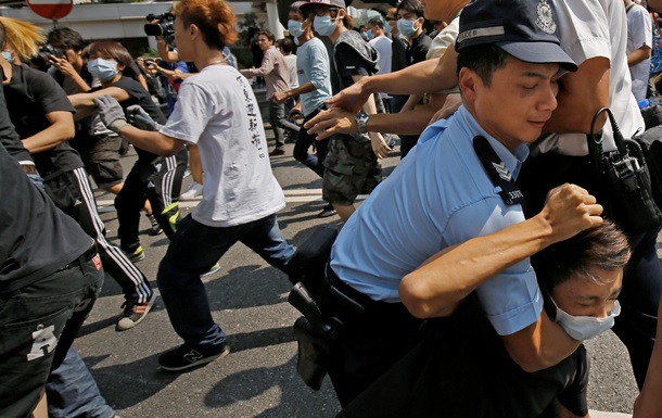 В Гонконге произошли столкновения демонстрантов и неизвестных в масках