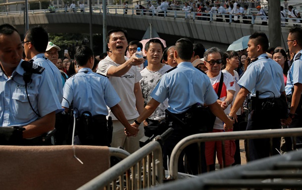 Поліція розібрала барикади протестувальників у Гонконзі